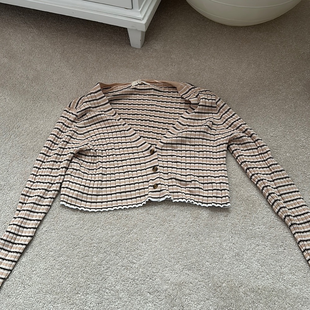 Pacsun button down long sleeve crop top!